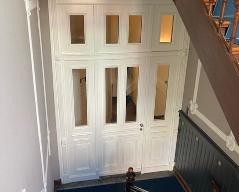 Treppenhaus mit Büroeingangstür