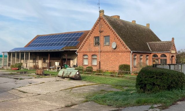 Wohnhaus mit kleinen Stallungen