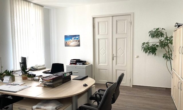 Büro mit Doppelflügeltür