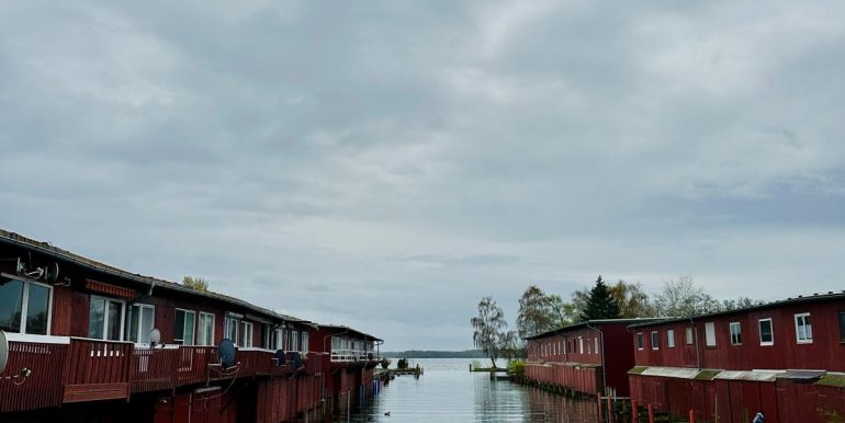 Ausfahrt und Blick vom Balkon zum See