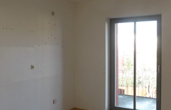 Küche mit Zugang zum Balkon