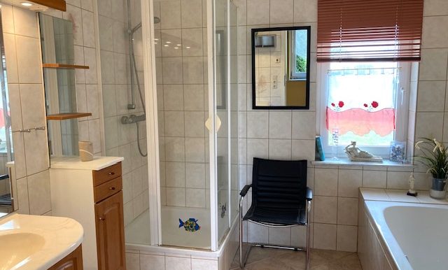 Vollbad mit Fenster im EG