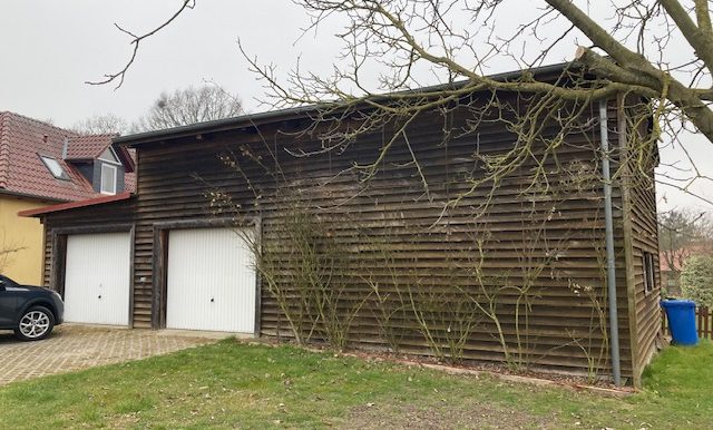 Nebengebäude mit Garage und Werkstatt