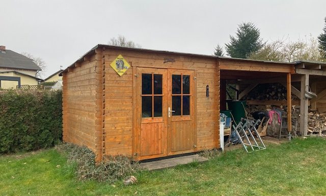 Gartenhaus mit Unterstand