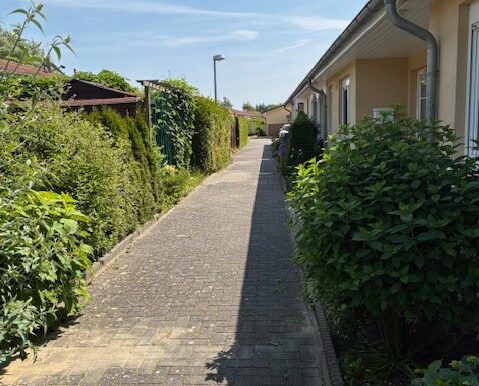 Weg an der Reihenhausanlage