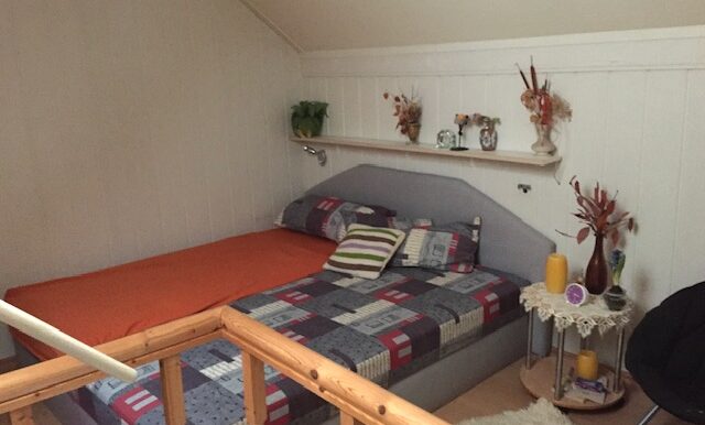 Schlafraum und Toilette im Dachspitz