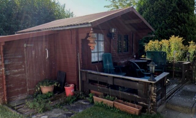 Gartenhaus auf dem Grundstück