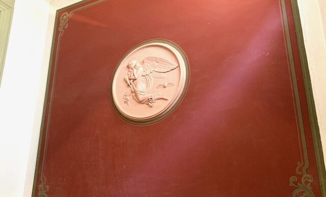 Eingang mit Tagesmedailion