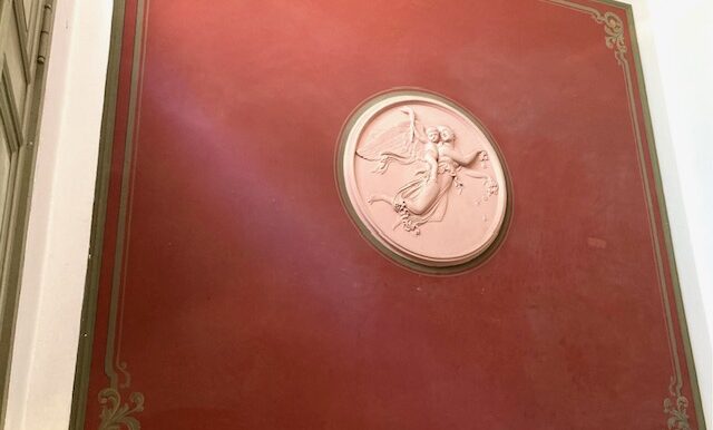 Eingang mit Nachtmedailion