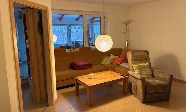 Wohnzimmer mit Blick in den Wintergarten