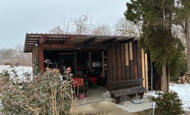 Abstellfläche auf dem Grundstück