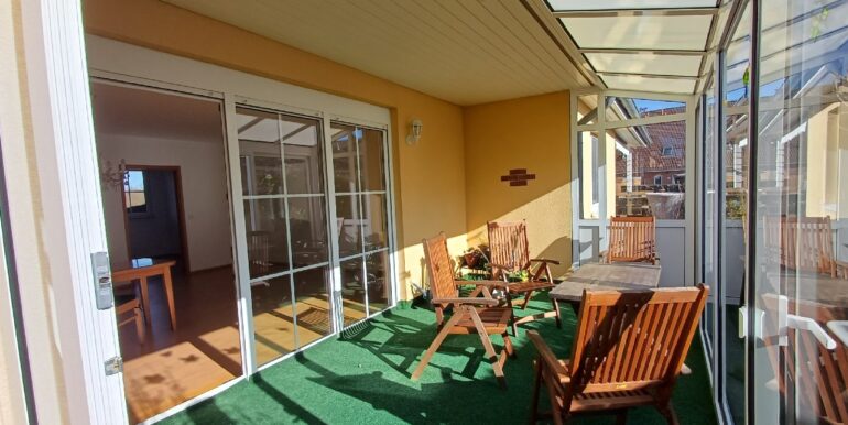 Wintergarten mit Blick in das Wohnzimmer