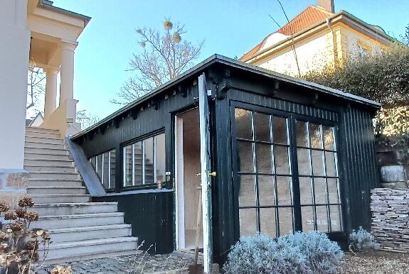 Blick auf Archiv mit Eingang