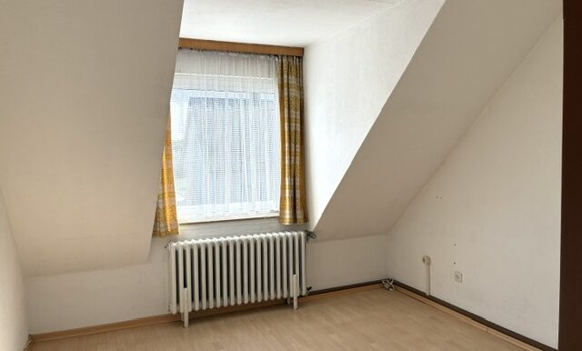 Zimmer im DG zur Straße