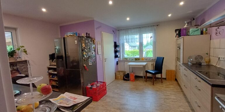 Küche mit Blick zum Terrassenausgang
