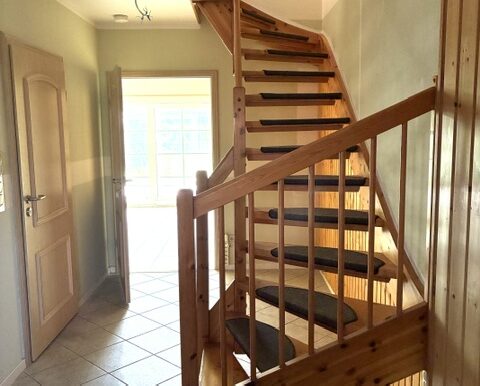 Flur mit Treppe ins DG