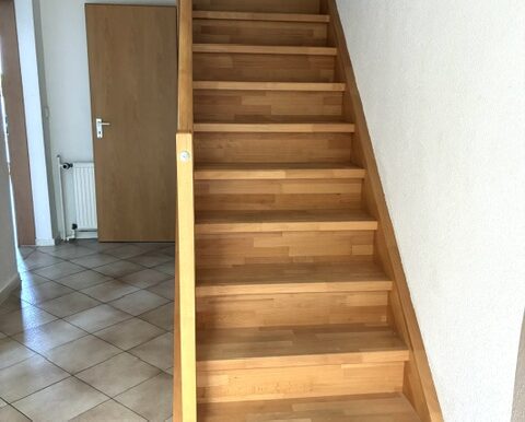 Flur im EG und Treppe zum OG
