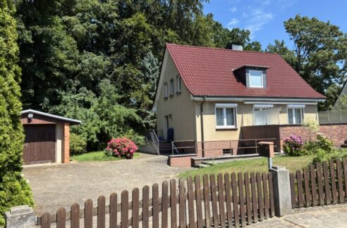 Haus mit separater Garage