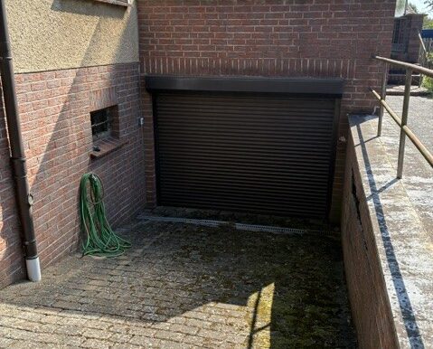 Garage unter der Terrasse