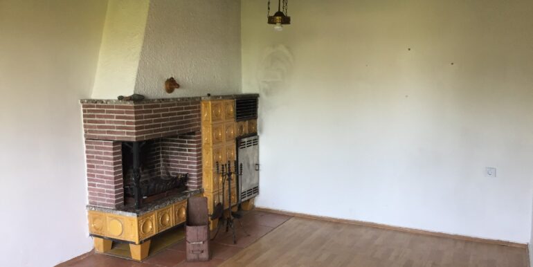 Wohnzimmer mit Ofen/ Kamin