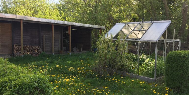 separate Gartenfläche und Carport