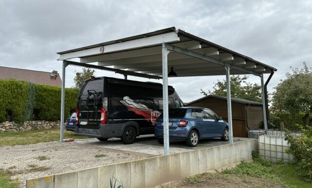 Hoher Doppelcarport