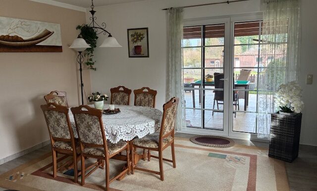Esszimmer mit Terrassenausgang